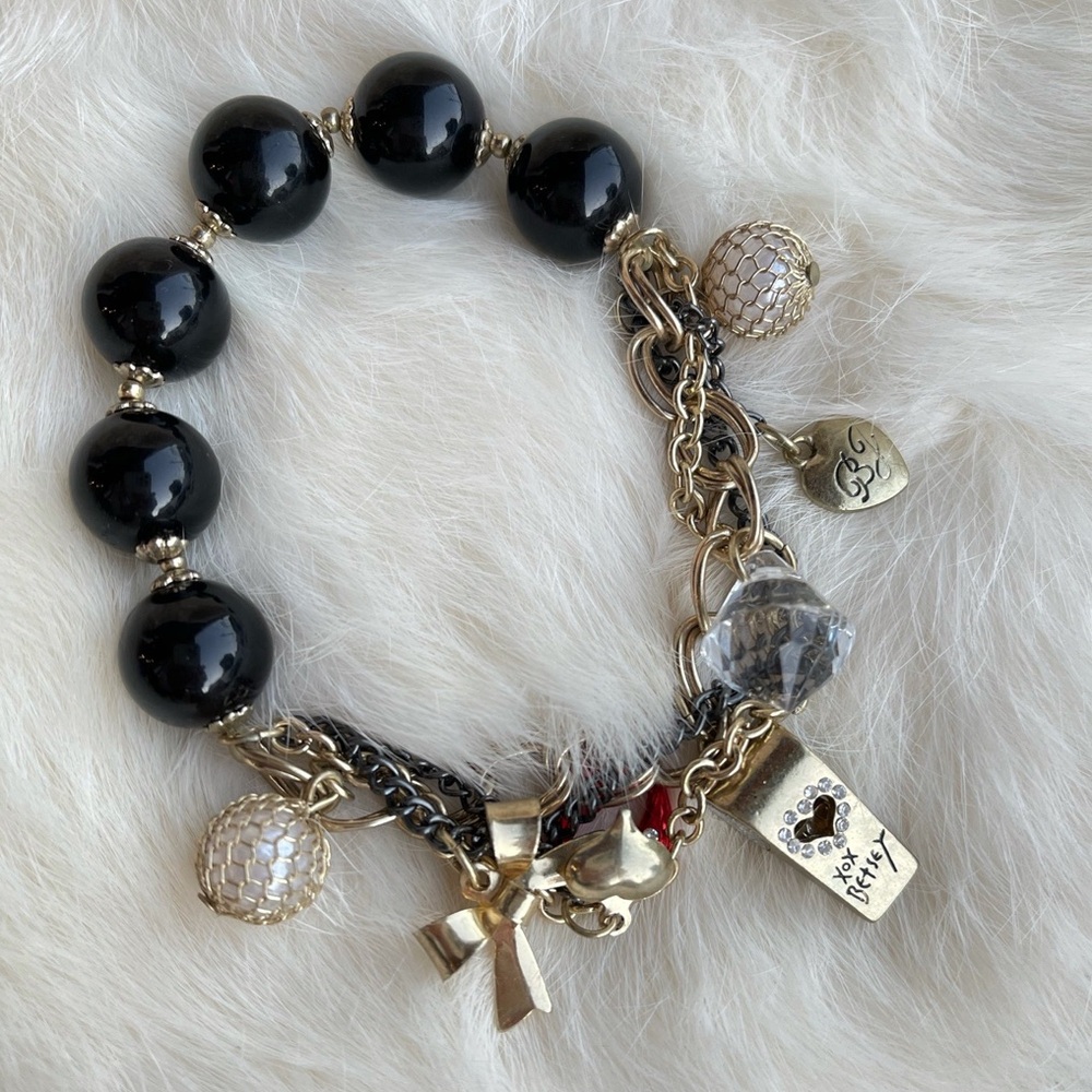 BETSEY JOHNSON Stretch Charm Bracelet Gold